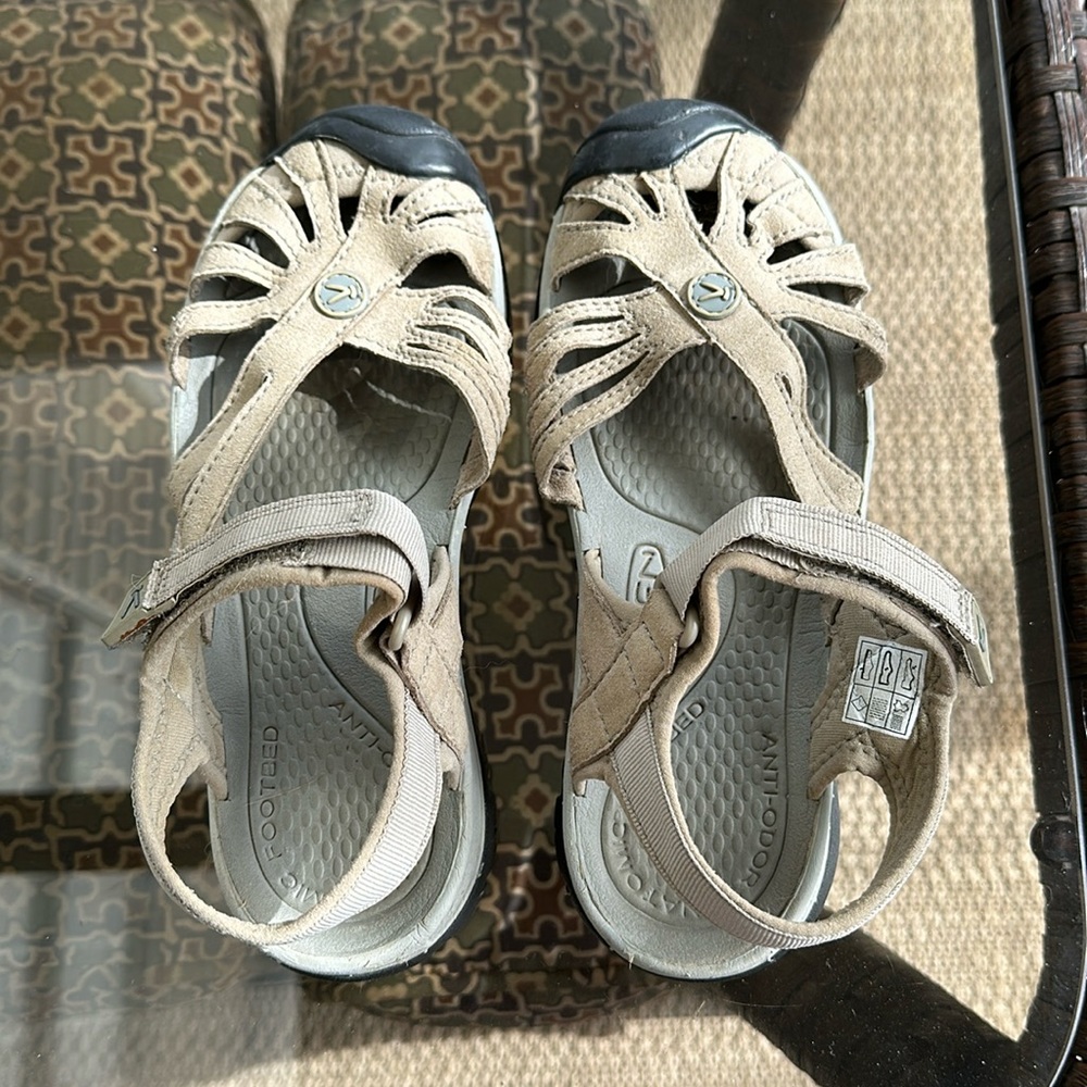 Keen V sandals